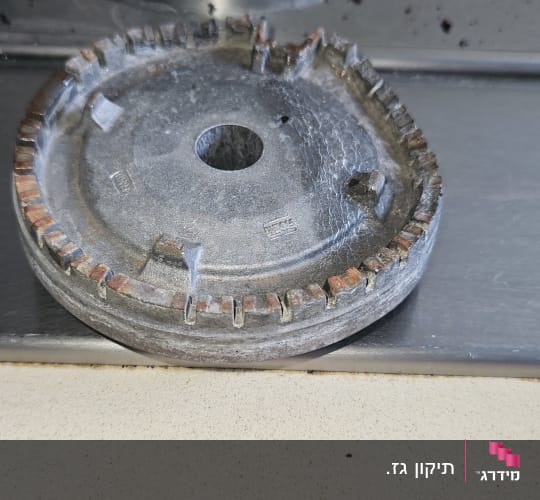 חלק מתכת עגול עם שיניים על כיריים